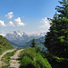 Auf dem letzten Drittel zur Hinteren Ugaalpe erleichtert ein Alpweg das Fortkommen.