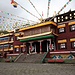 Der Tempel von Tagong. Die eindruckvollste Halle befindet sich in dem weißen Gebäude am rechten Bildrand.