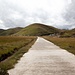 Betonpiste auf dem Weg nach Shanang - das kleine Dorf ist gut eine Stunde von Tagong entfernt. Da wir an diesem Tag erst angekommen sind, lassen wir es langsam angehen. Tagong liegt sehr hoch.