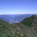 Blick vom Monte Tamaro über den "Motto Rotondo" in die Misoxer Alpen. Unten Bellinzona