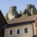 Wir erreichen die Häuser von Oberailsfeld, die am Fuße dieser lustigen Felsen stehen.