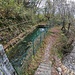 Colonghei: inizio del sentiero delle Acque Rosse e bacinetto di presa dal torrente Zerbo