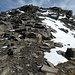 Rückblick zum Gipfelhang (mit eisigem Geschiebe-Untergrund, grösseren Blöcken und Schnee)