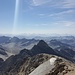 Ausblick nach Süden. Hinter Daberspitze und Hochgall ragen in Dolomiten in die Höhe. Am unteren Bildrand sind die traurigen Überreste des einst so prächtigen Firntrapezes der Rötspitze zu sehen.