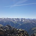 Im Süden sind die Deferegger Alpen und das Skigebiet St. Jakob im Defereggen, im Hintergrund die Dolomiten.