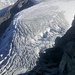 Am Gipfel. Unter uns der imposante Gletscherbruch des Fruschnitzkeeses, darüber der Romariswandkopf, der leider in Wolken gehüllt ist.