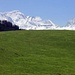 Schatthus, im Hintergrund: Blüemlisalp, Fründenhorn und Doldenhorn. Schöner Kontrast Grün weiss, nach den Schneefällen vom letzten Wochenende