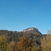 Schon nach wenigen Höhenmetern hat man am Bornberg-Weg die Festung im Blick