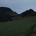 Bei trübem Wetter wanderte hoch pber dem Dürstelbach unter dem Erzenberg vorbei zum Übergang Spaleneggli. Links hinten ist der Ruchen (1123m) zu sehen, rechts der namenlose Gipfel P.1021m.