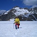 Spurarbeit auf dem aufgeweichten Gletscher vor dem Piz Calderas