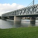 Das Rheinufer ist erreicht. Rechts die Karlsruher Rheinbrücken, vorne die Bahnbrücke, dahinter die Straßenbrücke. Weiter geht es nach links am Ufer entlang ...