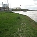 An der Einfahrt zum Rheinhafen (links) endet der Uferpfad. Dahinter die älteren Teile des EnBW Kraftwerks.