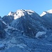 Pizzo Cengalo mit dem hellen Ausbruch vom Dez. 2011 und dem Bergsturzkegel vorne