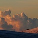 spektakuläre Wolken beobachten den Schweizkappenträger bei seinem Aufstieg