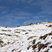 <b>Dal sentierino che sale alle spalle della stalla arrivo velocemente al Passo di Pozzaiolo (1631 m), dal quale non abbandonerò più la dorsale fino alla meta. </b>