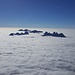 Im Süden ein schier endloses Meer aus Wolken, einige Gipfel schauen als "Inseln" heraus.