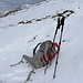 <b>Dalla neve emergono a tratti dei cespi di erba secca e sfasciumi di roccia. Nelle conche la neve raggiunge tuttavia lo spessore di 25 cm. Resisto senza racchette fino a circa 1800 m di quota, poi imito l’escursionista che mi precede e le applico, se non altro per la presa che mi offre il rampone.</b>