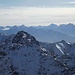 Blick über die Nördliche Valvelspitze hinweg in die Ortlergruppe; links im Hintergrund Laaser Ferner