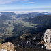 Im Abstieg vom Schneeberg - Ausblick vom Nandlsteig an der östlichen Abbruchkante (während eines kurzen Abstechers) nach Puchberg. Im Hintergrund versteckt sich der Großraum Wien im Nebel.