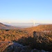 Lipská hora, Blick Richtung Erzgebirgskamm, in der Mitte der Abdampf des Kraftwerkes Ledvice und links der Abdampf des Chemiekomplexes Záluží