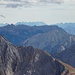 In der Ferne sieht man Steinberge und Berchtesgadener Alpen