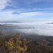 Milešovka - Ausblick im Gipfelbereich, u. a. zu Lovoš und Kletečná. Dahinter versteckt sich das Elbtal unter dem Nebel. Foto vom 26.10.2019.