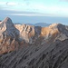 Der westliche Abschnitt des am Vortag begangenen Grates; den Karlkopf (ganz rechts) kann man kaum als Gipfel betrachten.