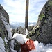 <b>Winterhorn (2661 m)</b>.<br />Seminascosta dalla neve intravedo una bandierina tibetana: la libero permettendole di sventolare; un omaggio a Floriano.