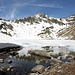 <b>Lago d'Orsino (2286 m)</b>.<br />Il circo glaciale è dominato dal <b>Pizzo d’Orsirora (2603 m)</b>.<br />([http://www.youtube.com/watch?v=98eNZiPR_Kk&layer_token=e97a969046d9e  Vedi video])