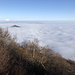Milešovka - Ausblick am Gipfel in etwa östliche Richtung, wo die Kletečná geradeso aus dem Nebel ragt. Foto vom 10.11.2019.