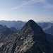 Am Gipfel der Südöstlichen Erlsbacher Spitze. Im Süden die Seespitze, dahinter Deferegger Alpen und noch weiter hinten die Dolomiten.