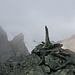 Der Ostgrat vom Hohen Eichham wirkt aus dieser Perspektive senkrecht. Der Gipfel ist im Nebel.