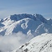 Zoomaufnahme: der lange Grat des Hochalts hinter dem Schlandrauner Schafberg.