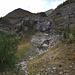Il riale di Loccia da l'Agar. L'alpe, non visibile, è alle spalle del salto di roccia al centro della foto.