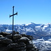 Gipfelkreuz des Piz Gaglianera 3121m. Hinten rechts das [http://www.hikr.org/tour/post111.html Rheinwaldhorn 3402m]