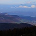 Aussicht vom Passwang / Vogelberg Westgipfel (1197,6m) im Zoom nach Norden mit der Schauenburgflue (663m) oberhalb Frenkendorf und rechts auf dem Foto das Dorf Nuglar (487m). In der Fene ist die Sankt Chrischona (522m) mit dem Fernsehturm zu sehen. Ganz in der Ferne ist sogar der knapp 46km entfernte Blauen (1164,7m) im Schwarzwald zu sehen!