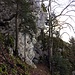 Der Höhleneingang am Fuss des Gratfelsens