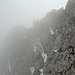 Kaum zu glauben, dass durch die Felswand des Lysengrat ein Wanderweg führt! Wer genau hinschaut, erkennt den Wanderer auf dem Schneeband