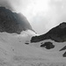Rutschpartie: Der Altschnee unterhalb des Rotsteinpasses ermöglicht einen kraft- und gelenkschonenden Abstieg
