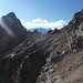 Ich quere im Geröll zur über 2800m hoch gelegenen Scharte.