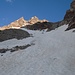 Rückblick beim Abstieg im steilen Schnee