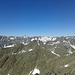 Die westliche Lasörlinggruppe, dahinter Panargenkamm, Rieserfernergruppe und ganz hinten die hohen Gipfel der Zillertaler Alpen.