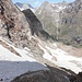 Weil ich zu früh gequert habe u. nicht zurückgehen will, muss ich im Steilgelände absteigen u. mir weiter unten durch den Felsriegel eine Route suchen.