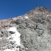 Am Bergkamm angekommen, geht es in über Felsen hinauf (Gehgelände und I).