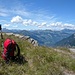 Damit wäre bewiesen, dass die Erde eine Scheibe ist.<br />Wenn die Erde eine Kugel wäre, dann würde man die<br />schneebedeckten Berge im Hintergrund nicht sehen.<br />Sie wären hinter dem Horizont verschwunden.