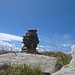 Steinmännchen auf dem Gipfel steht<br />Im Hintergrund der Wind, er weht