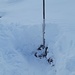 Offenbar ging der Schneeschuhträger jeweils bis zu den Markierungsstangen und hat die Deckel freigeschaufelt.