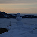 Ein Mini-Schneemann wacht über die Hügel