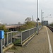 Vom Bahnhaltepunkt "Maximiliansau Eisenbahnstraße" gelangt man über die Treppe und unter der Straßenbrücke hindurch direkt ans Rheinufer. Vom 500 m entfernt liegenden Haltepunkt "Maximiliansau West", wo auch Regionalbahnen halten, müsste man vorher noch ein kurzes Stück durch den Ort gehen.