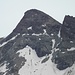 Monte Arpetta im Zoom; rechts eine Rinne, die den einfachsten Anstieg zum Gipfel bietet.